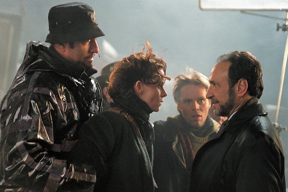 F. Murray Abraham, Embeth Davidtz, Matthew Harrison, and Ken Kirzinger in Тринадцать привидений (2001)