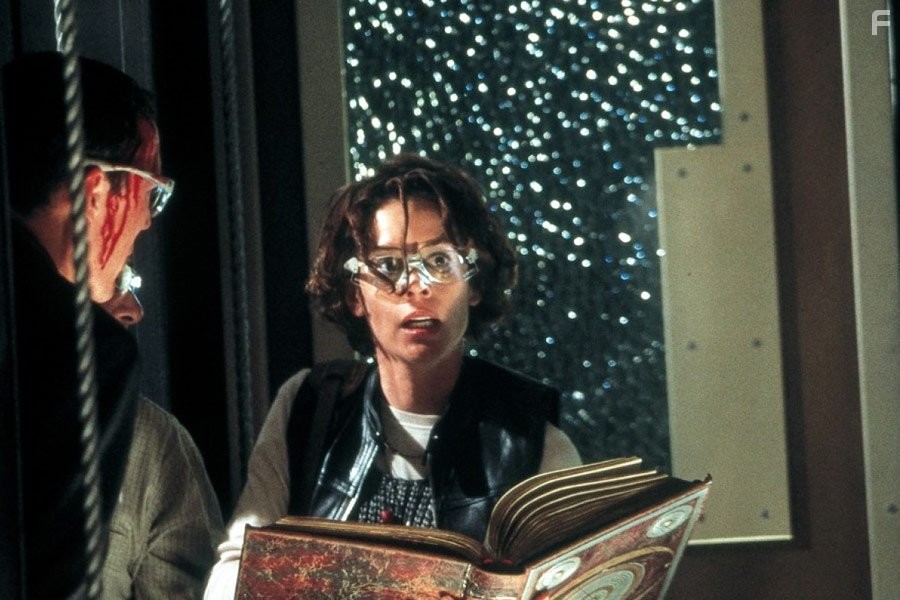 Matthew Lillard and Embeth Davidtz in Тринадцать привидений (2001)