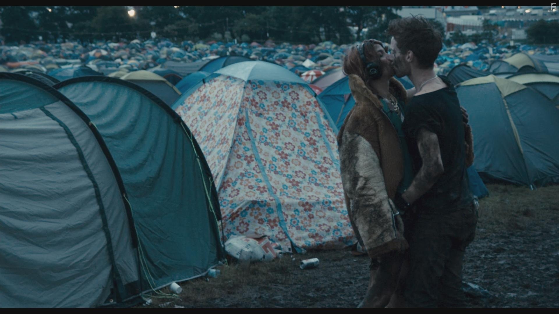 Natalia Tena and Luke Treadaway in Музыка нас связала (2011)