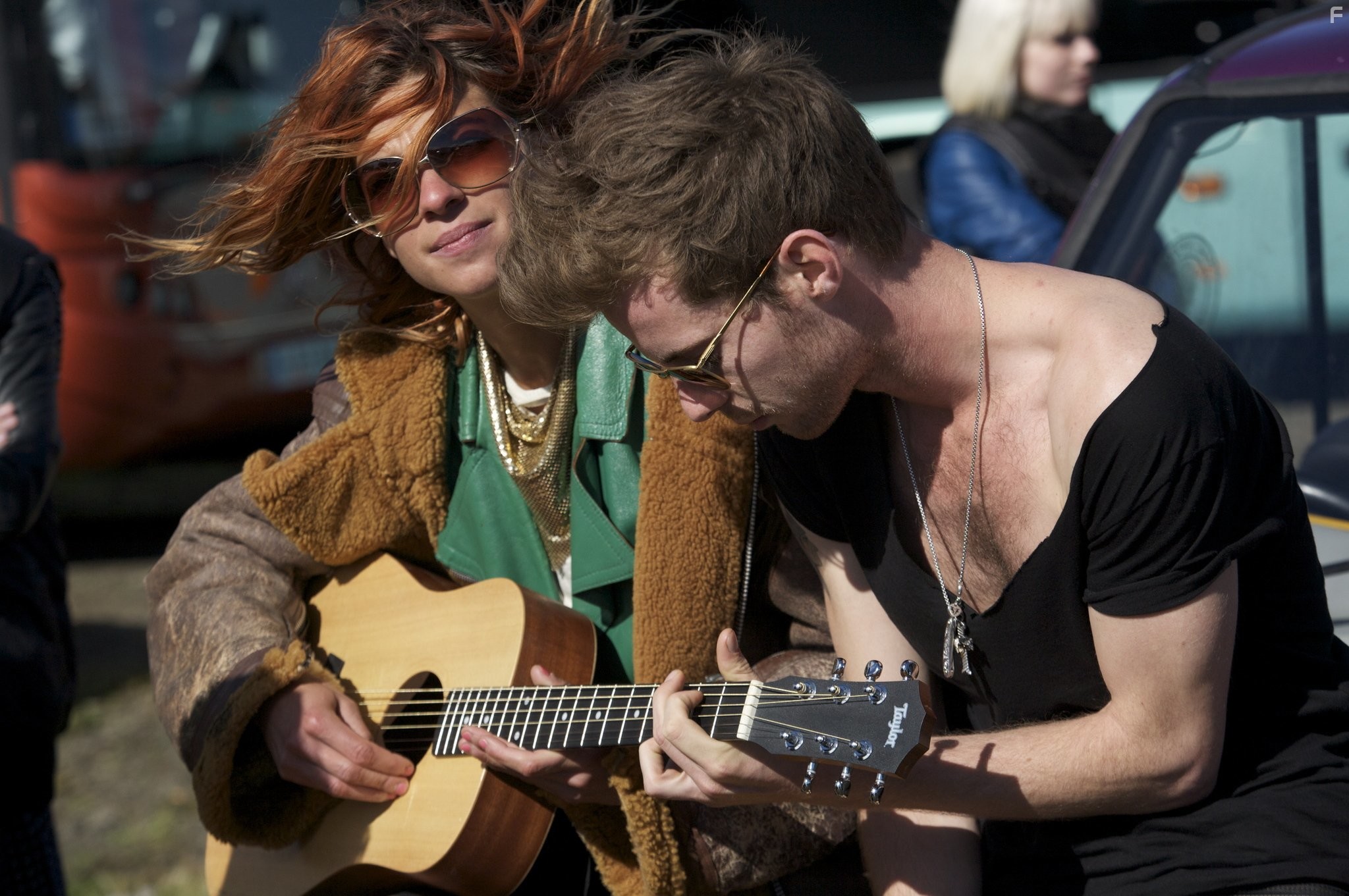 Natalia Tena and Luke Treadaway in Музыка нас связала (2011)