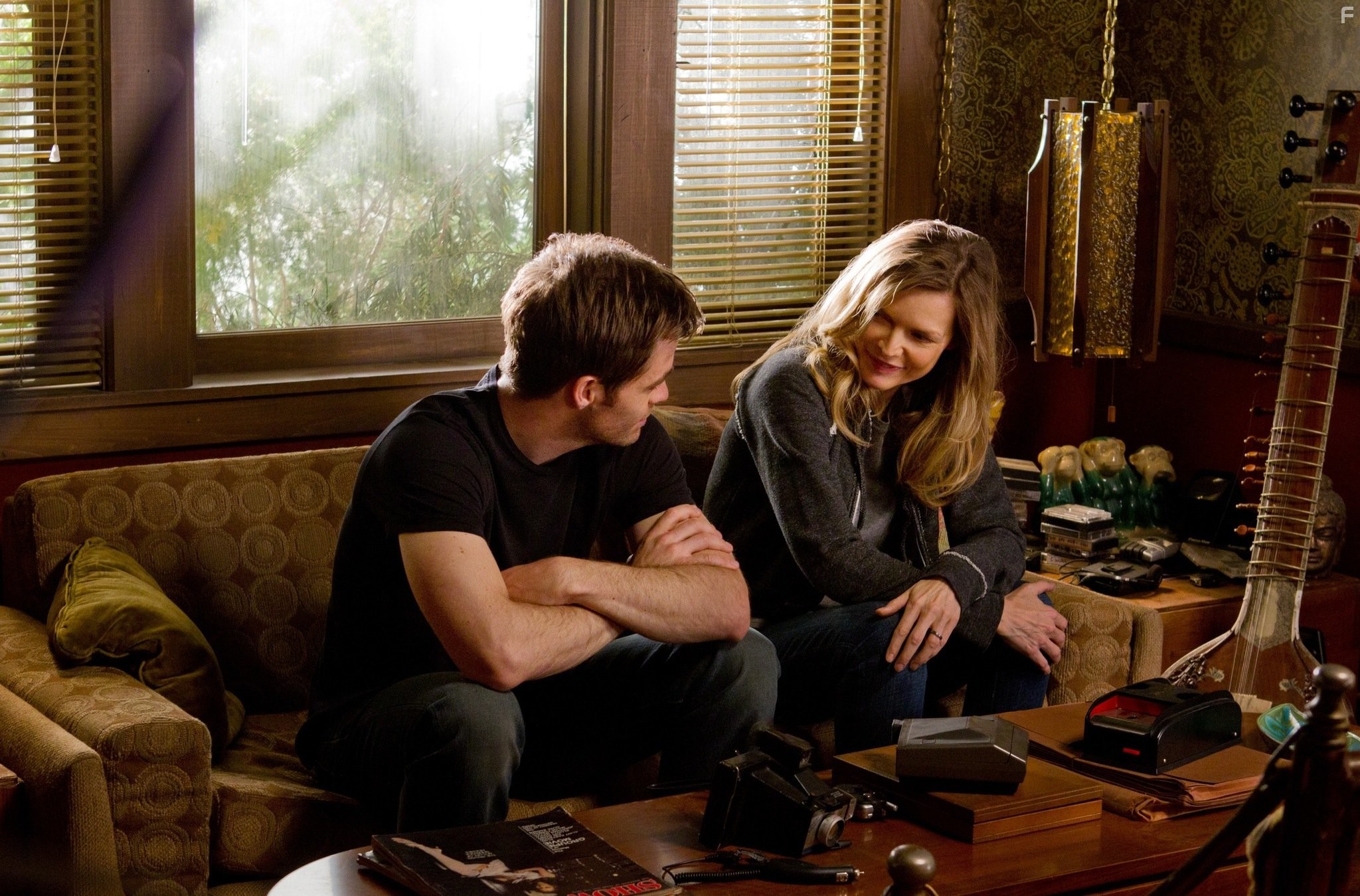 Michelle Pfeiffer and Chris Pine in Люди как мы (2012)