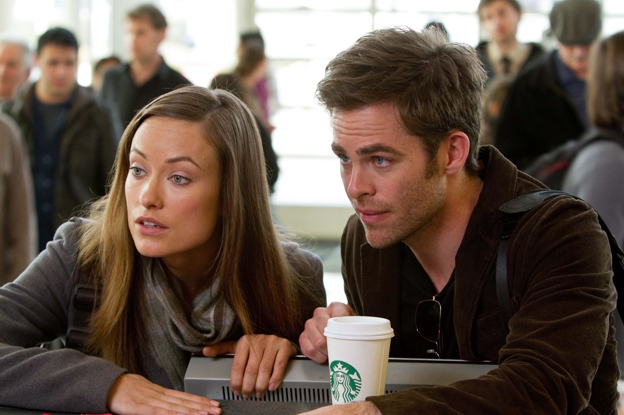 Olivia Wilde and Chris Pine in Люди как мы (2012)