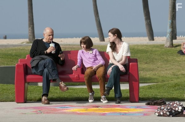 Jeffrey Tambor, Margo Harshman, and Joey King in Склонность (2012)