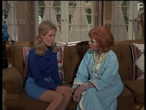 Elizabeth Montgomery and Agnes Moorehead in Моя жена меня приворожила (1964)