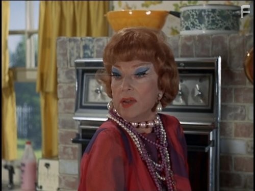 Agnes Moorehead in Моя жена меня приворожила (1964)