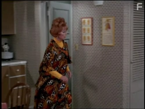 Agnes Moorehead in Моя жена меня приворожила (1964)