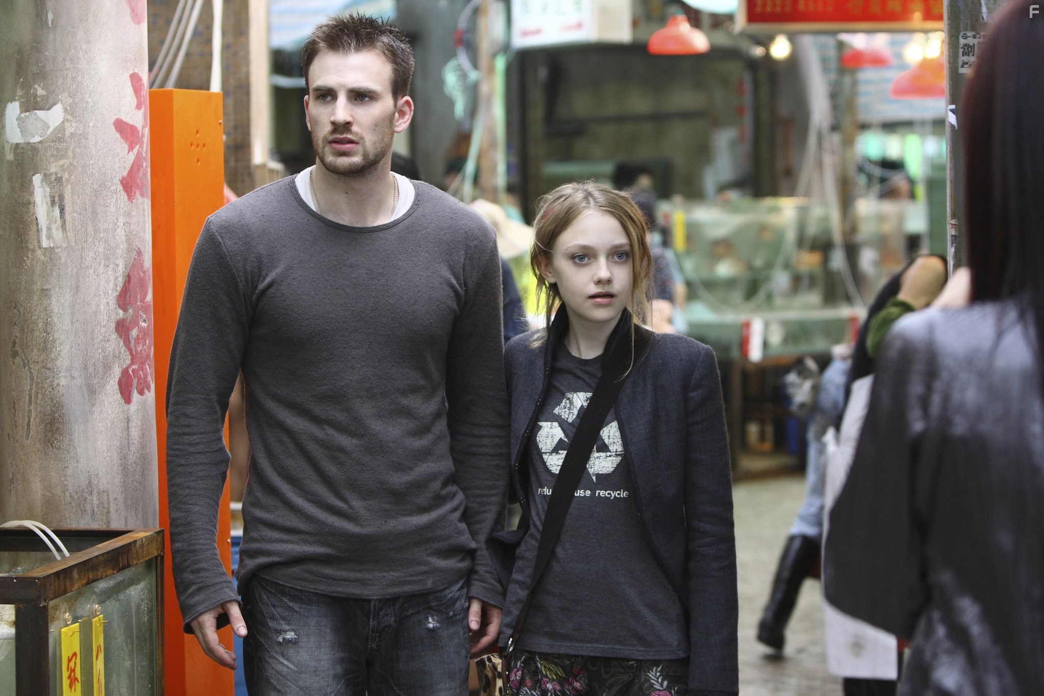 Chris Evans and Dakota Fanning in Пятое измерение (2009)