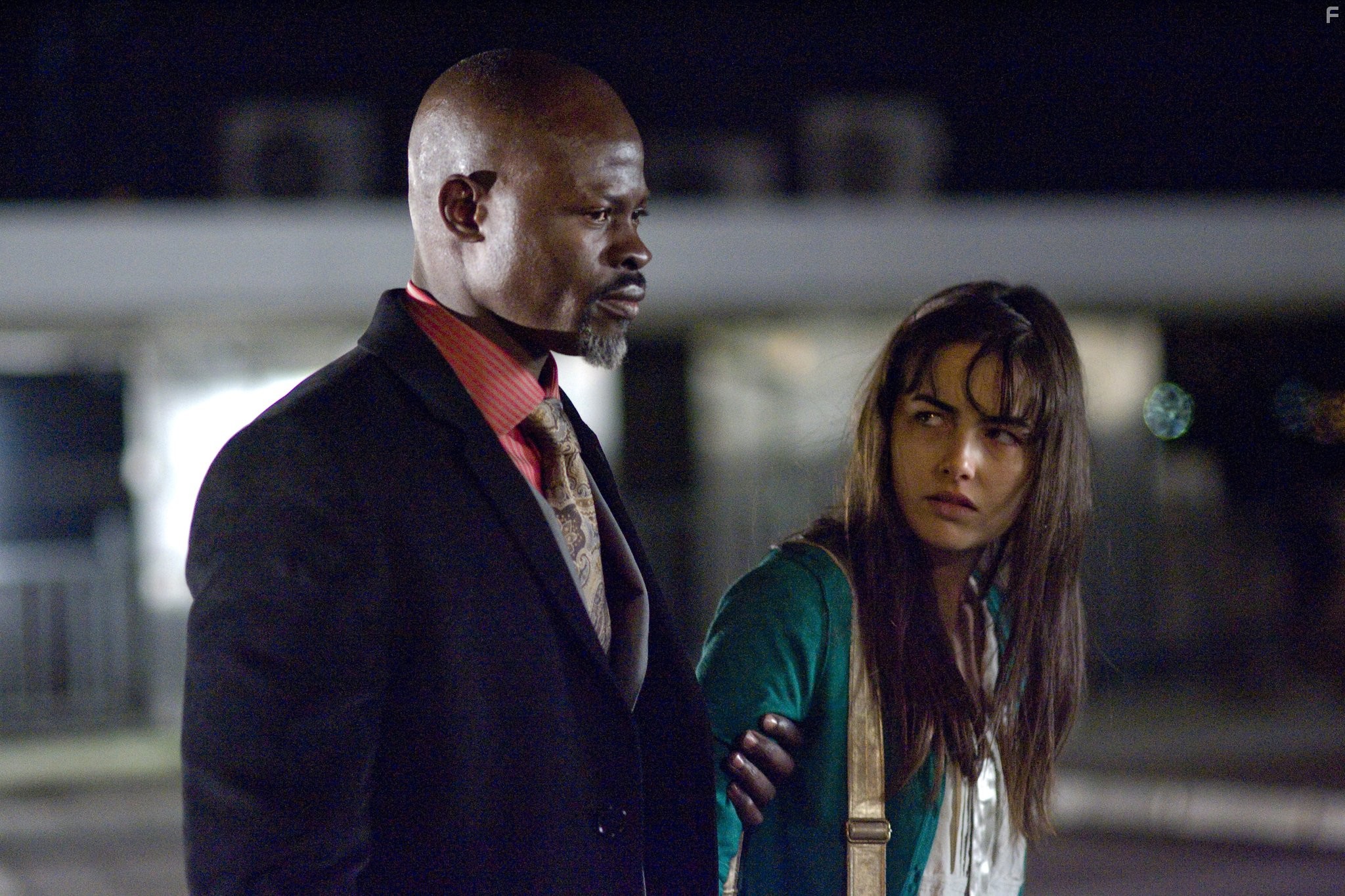 Camilla Belle and Djimon Hounsou in Пятое измерение (2009)