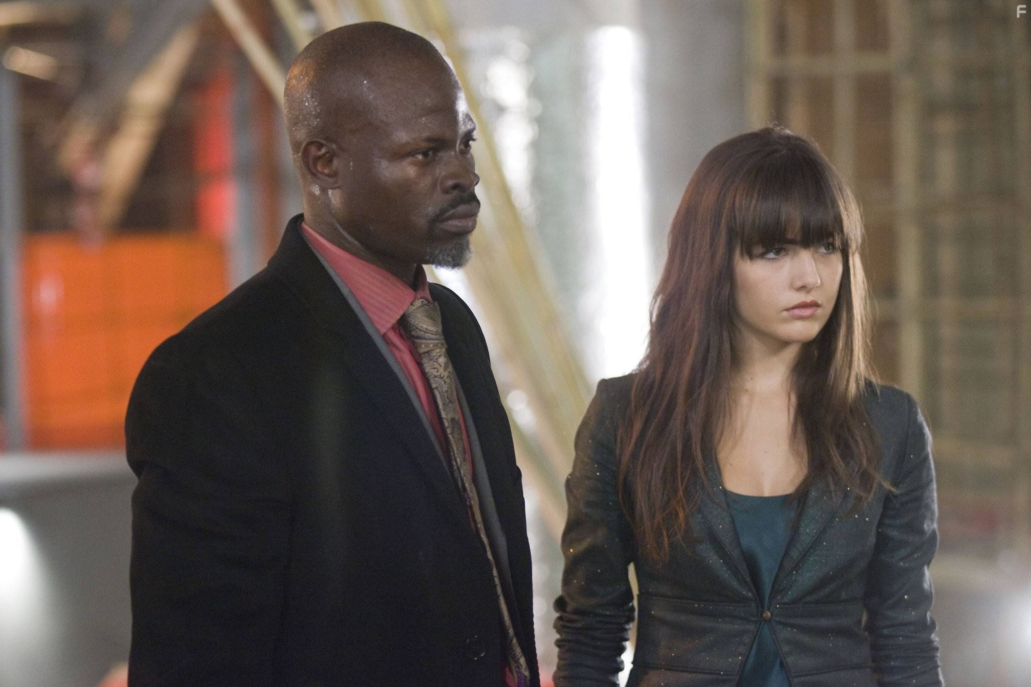 Camilla Belle and Djimon Hounsou in Пятое измерение (2009)