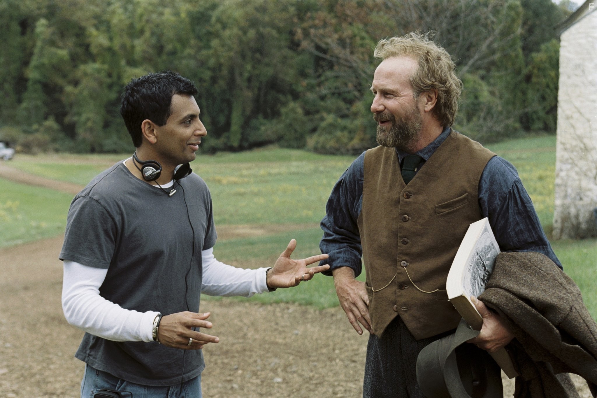 William Hurt and M. Night Shyamalan in Таинственный лес (2004)