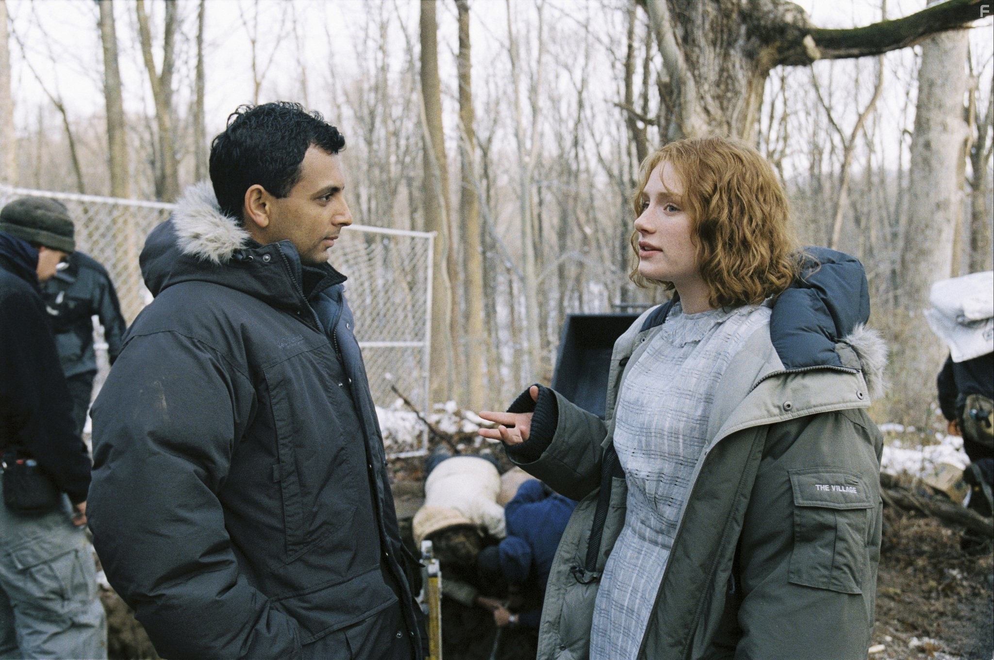 Bryce Dallas Howard and M. Night Shyamalan in Таинственный лес (2004)