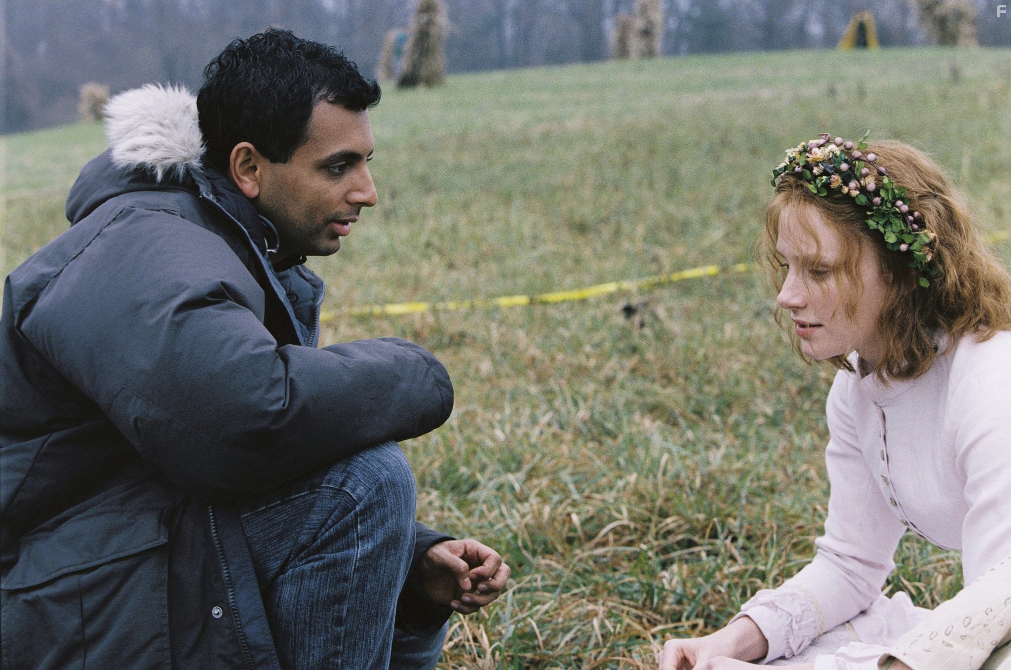 Bryce Dallas Howard and M. Night Shyamalan in Таинственный лес (2004)