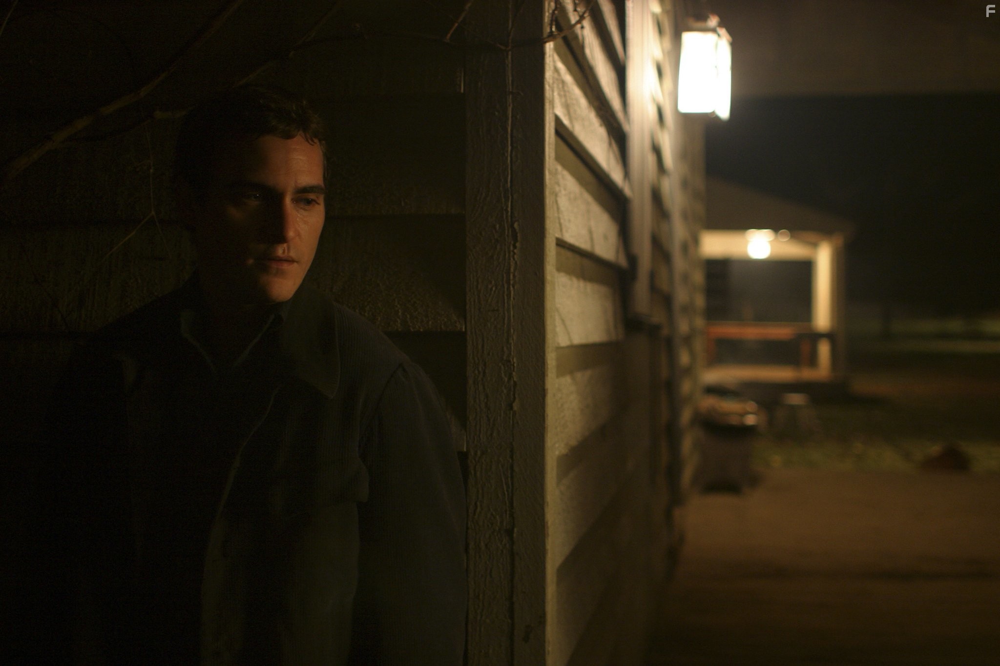 Joaquin Phoenix in Таинственный лес (2004)