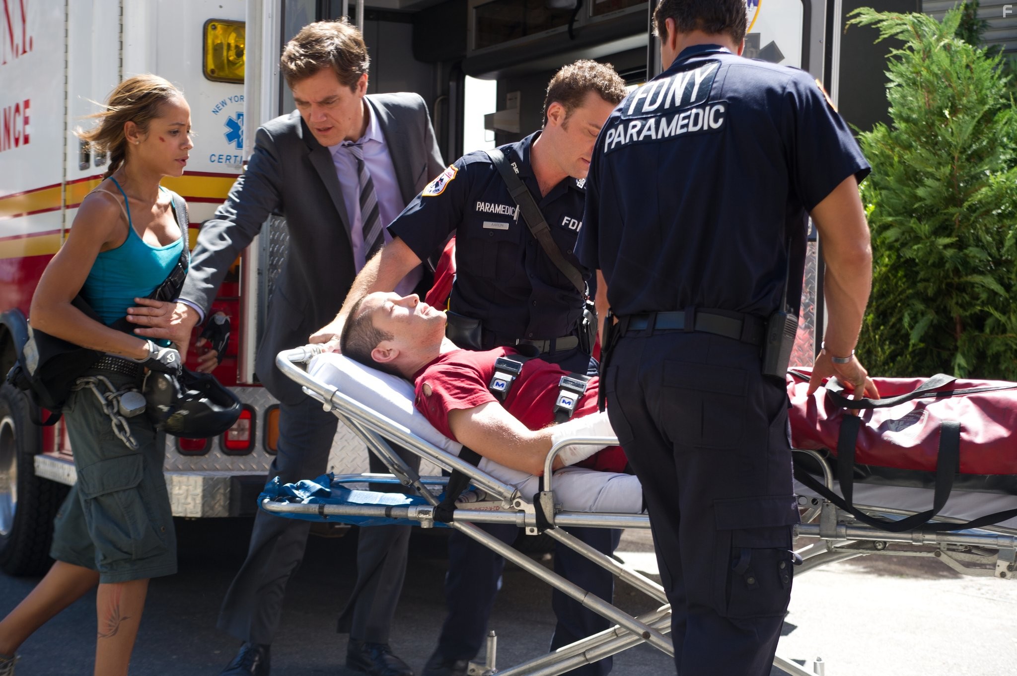 Joseph Gordon-Levitt, Michael Shannon, and Dania Ramirez in Срочная доставка (2012)