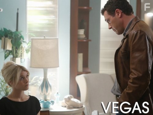Jason O'Mara and Sarah Jones in Вегас (2012)