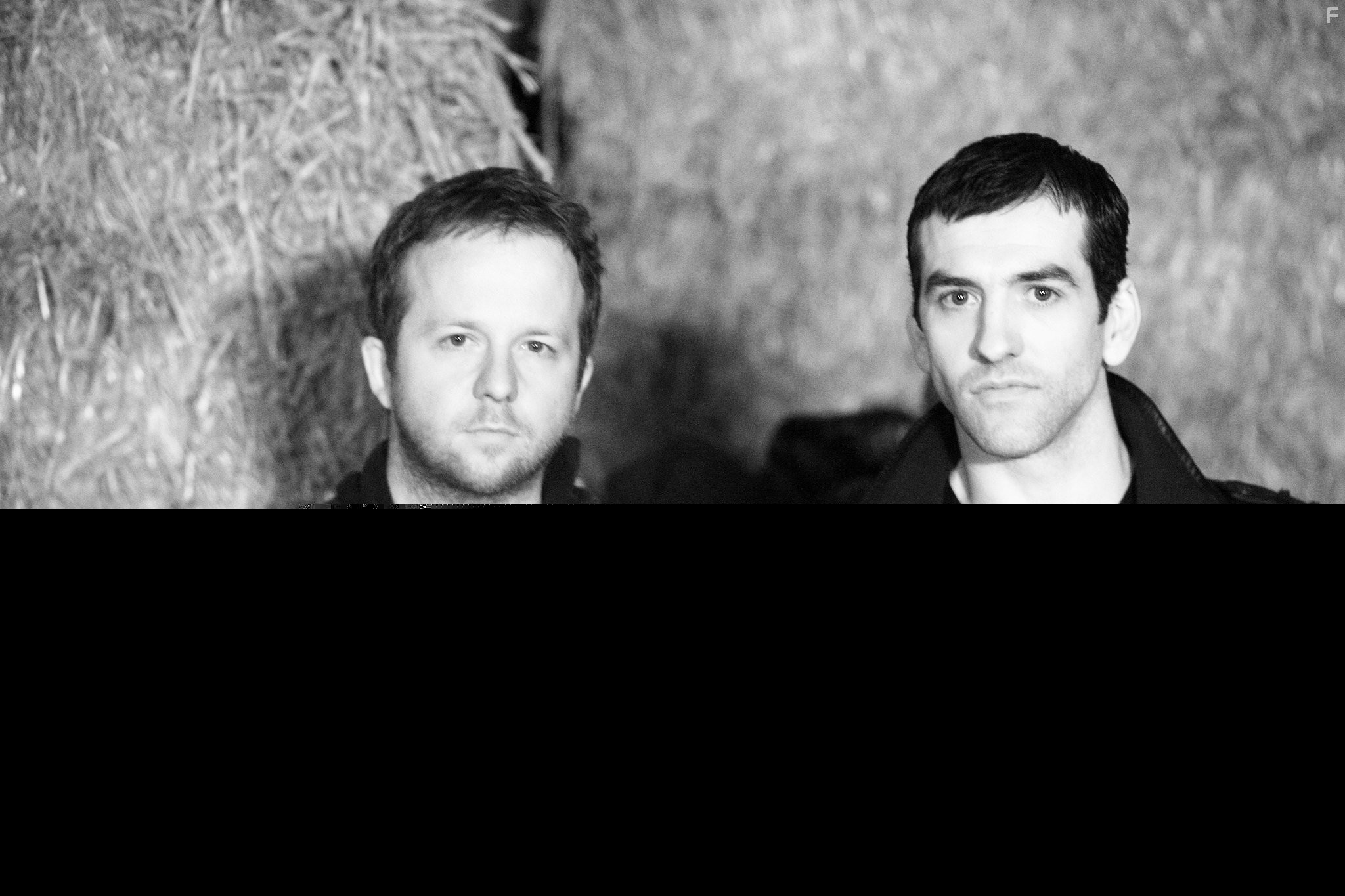 Peter Barrett and Paul Tanter in Хулиган с белым воротничком (2012)