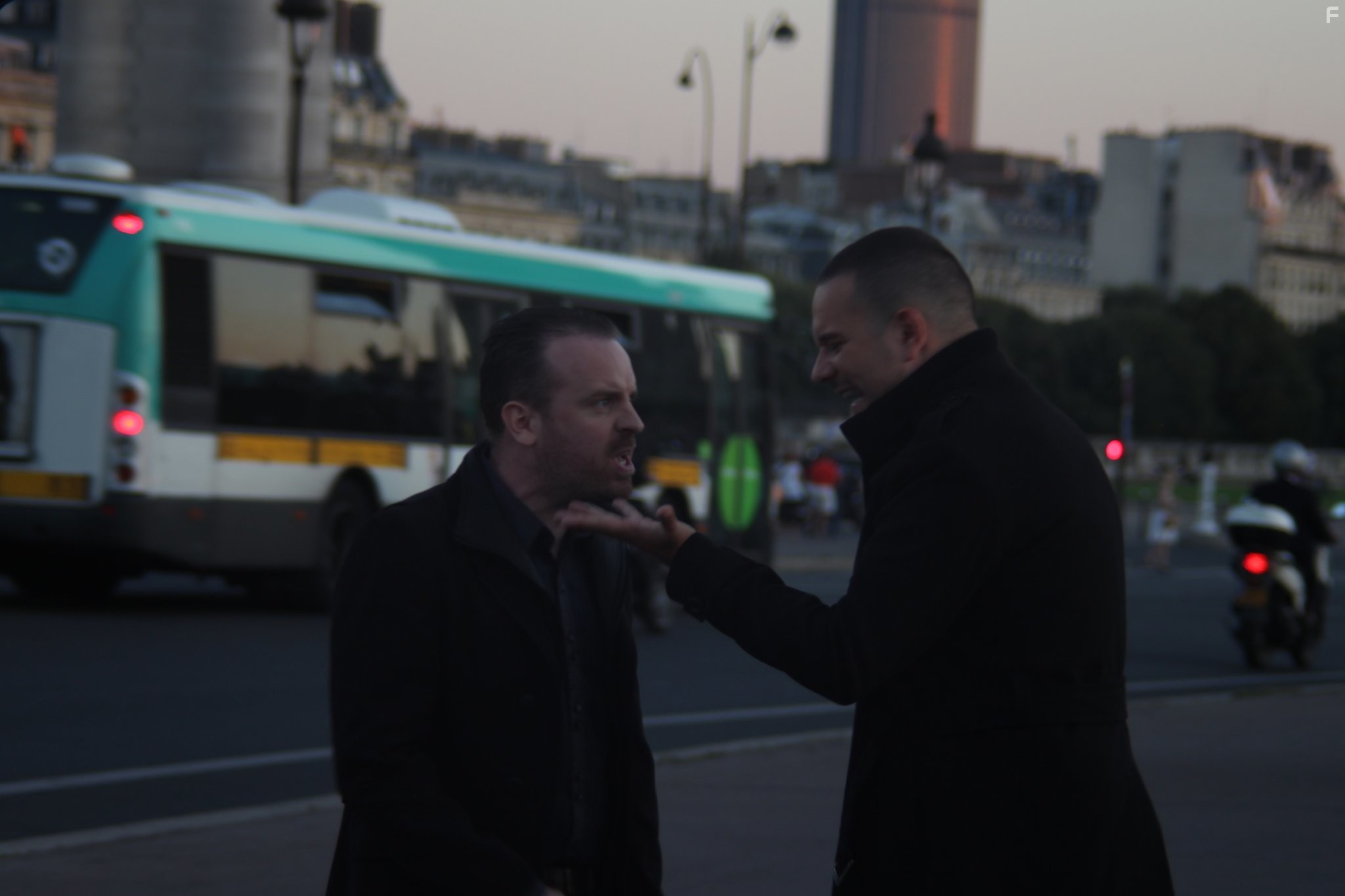 Simon Phillips and Nick Nevern in Хулиган с белым воротничком (2012)