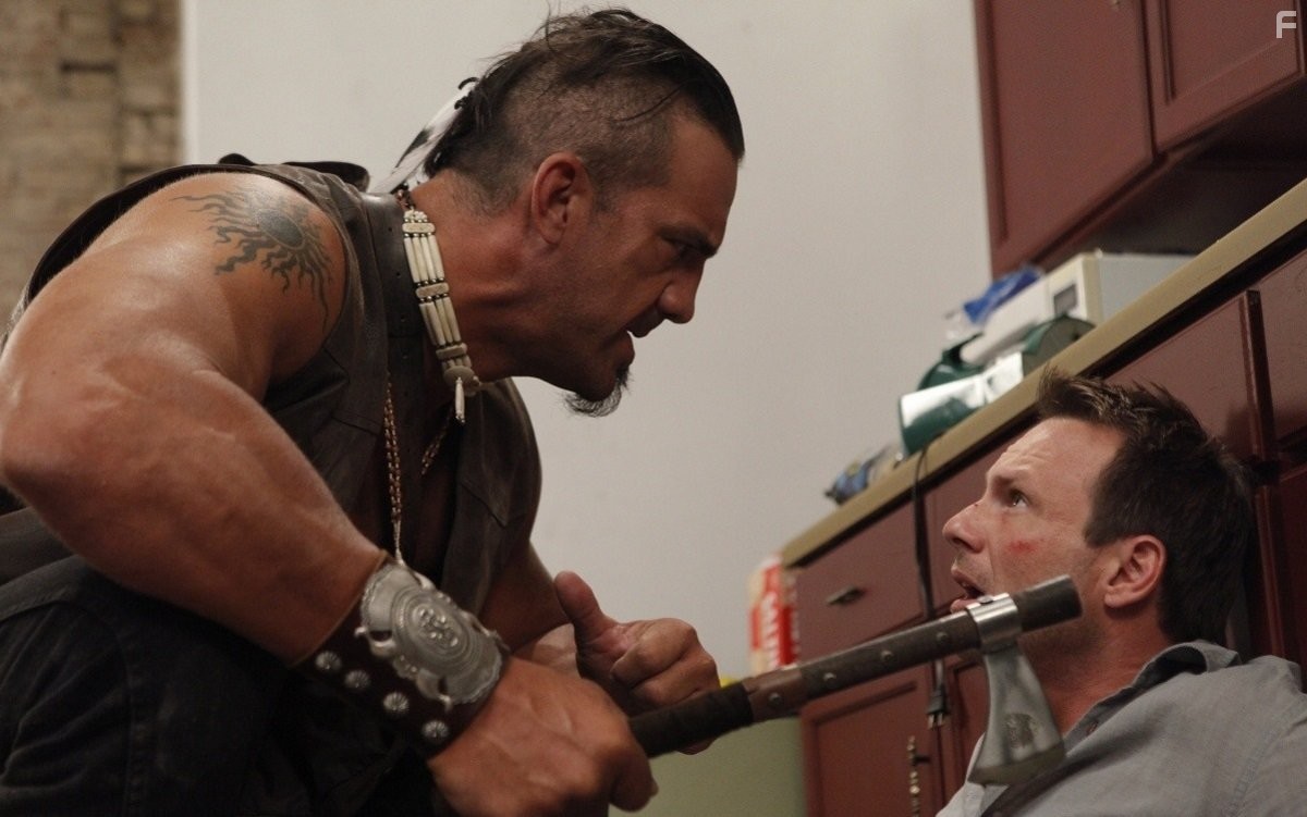 Christian Slater and Matthew Willig in Пушки, тёлки и азарт (2012)