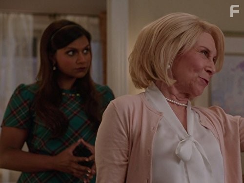 Rhea Perlman and Mindy Kaling in Проект Минди (2012)