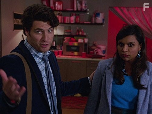 Adam Pally and Mindy Kaling in Проект Минди (2012)