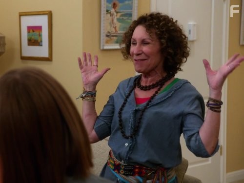 Rhea Perlman in Соседи (2012)