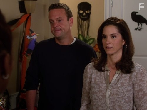 Jami Gertz and Lenny Venito in Соседи (2012)