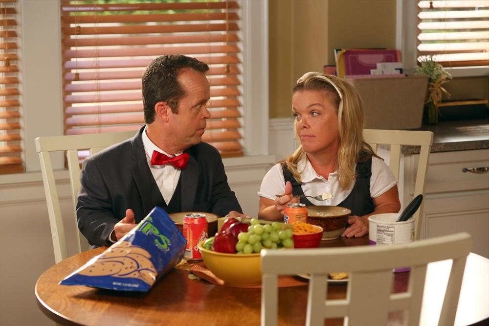 Kevin Thompson and Tracey Thompson in Соседи (2012)