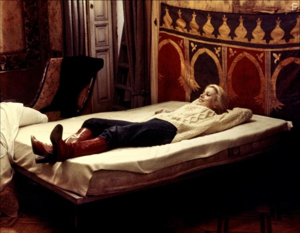 Женщина в красных сапогах