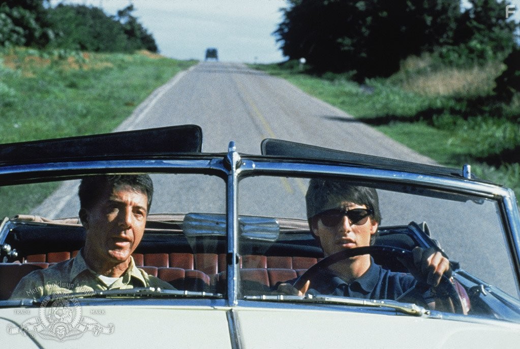 Tom Cruise and Dustin Hoffman in Человек дождя (1988)