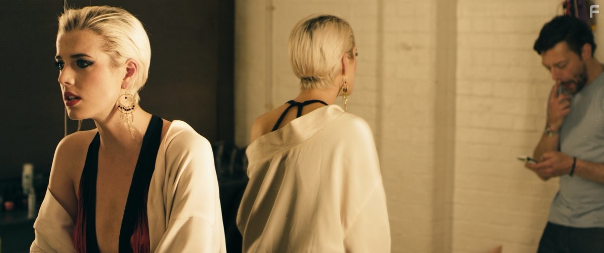 Richard Coyle and Agyness Deyn in Дилер (2012)