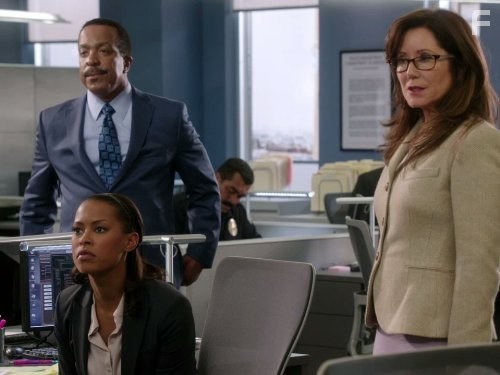 Mary McDonnell, Robert Gossett, and Kearran Giovanni in Особо тяжкие преступления (2012)