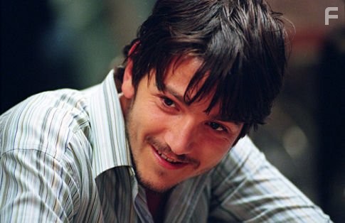 Diego Luna in Аферисты (2004)