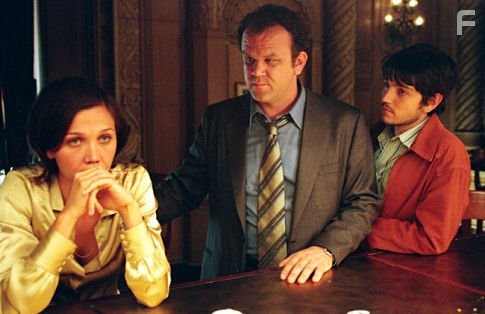John C. Reilly, Maggie Gyllenhaal, and Diego Luna in Аферисты (2004)