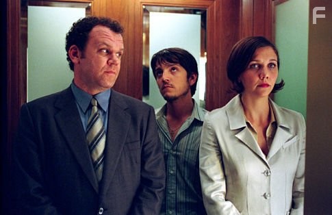 John C. Reilly, Maggie Gyllenhaal, and Diego Luna in Аферисты (2004)