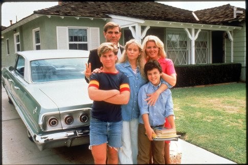Fred Savage, Olivia d'Abo, Jason Hervey, Dan Lauria, and Alley Mills in Чyдесные годы (1988)