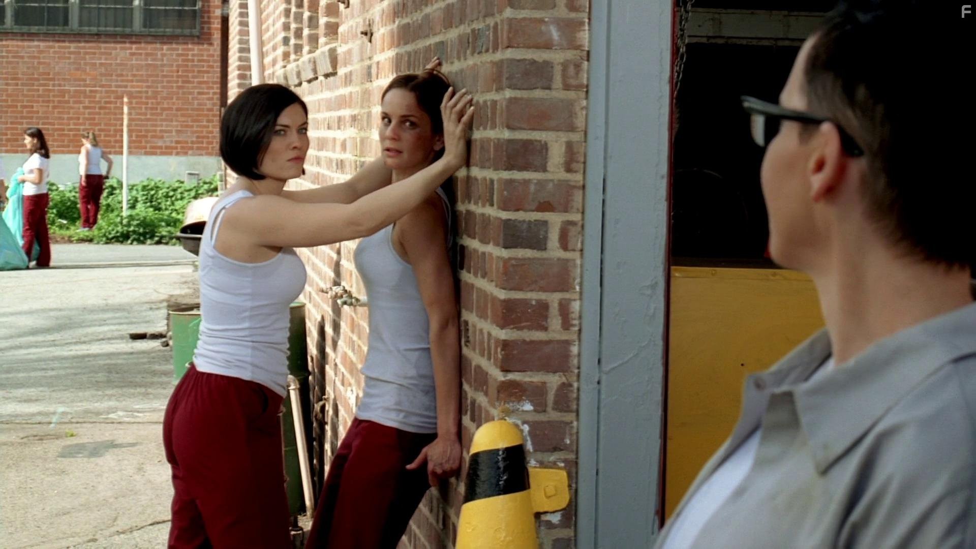 Jodi Lyn O'Keefe and Sarah Wayne Callies in Побег (2005)