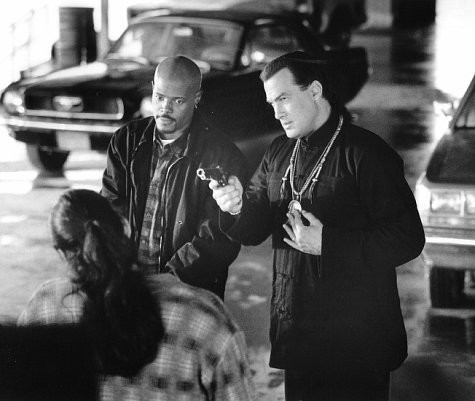 Steven Seagal and Keenen Ivory Wayans in Мерцающий (1996)
