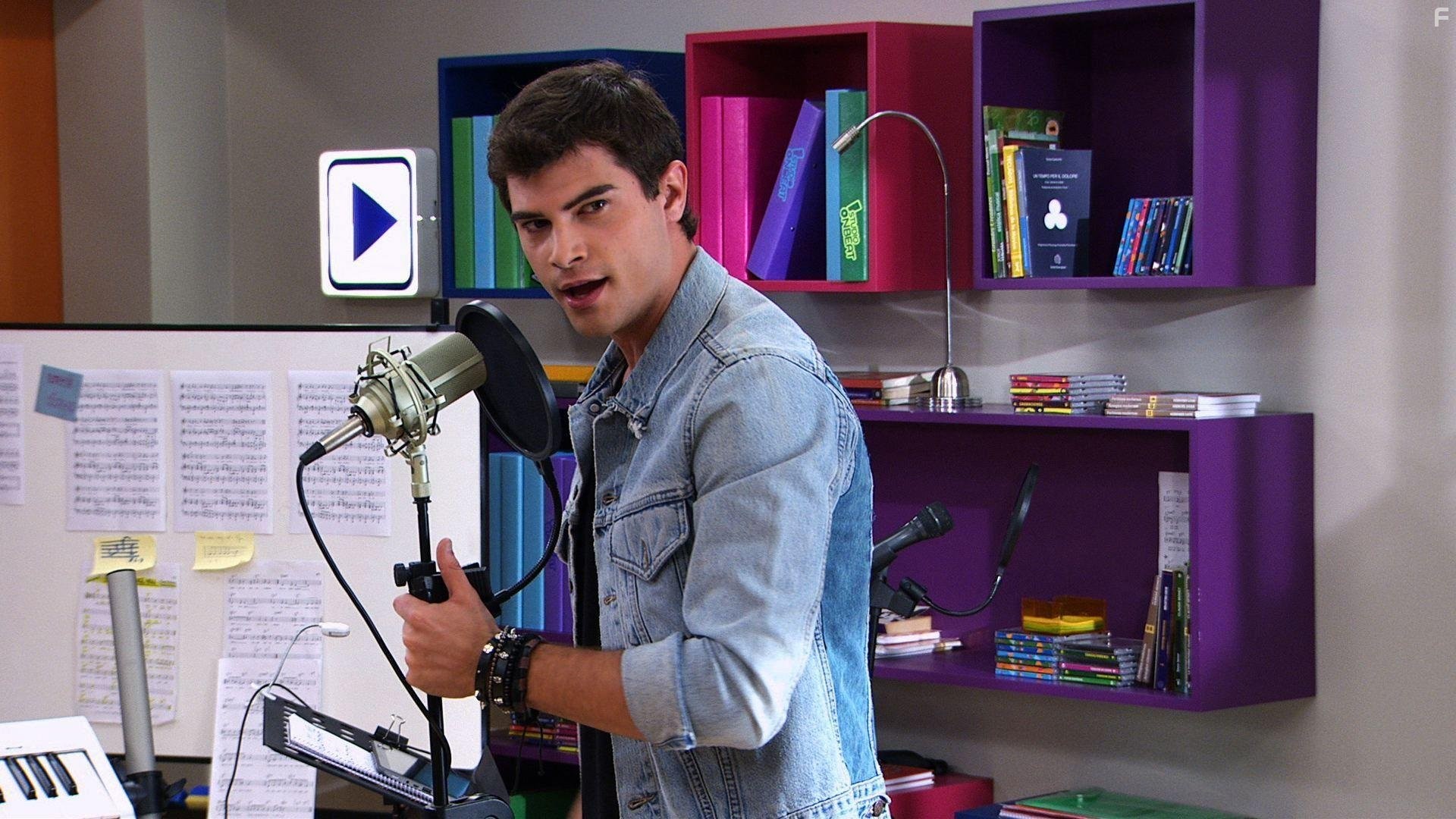 Diego Dom?nguez in Violetta (2012)