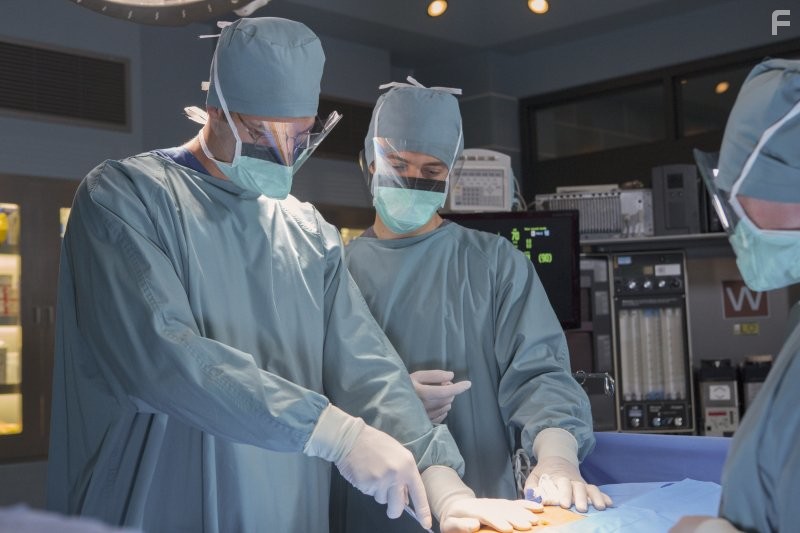 Justin Hartley and Michael Rady in Доктор Эмили Оуэнс (2012)