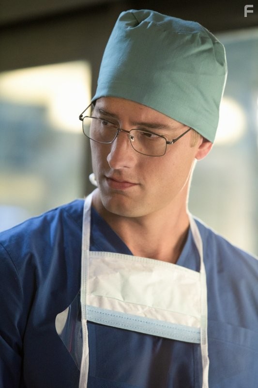Justin Hartley in Доктор Эмили Оуэнс (2012)