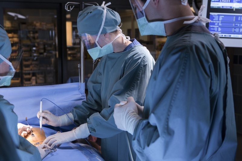 Mamie Gummer and Michael Rady in Доктор Эмили Оуэнс (2012)