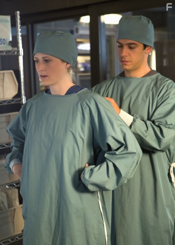 Mamie Gummer and Michael Rady in Доктор Эмили Оуэнс (2012)