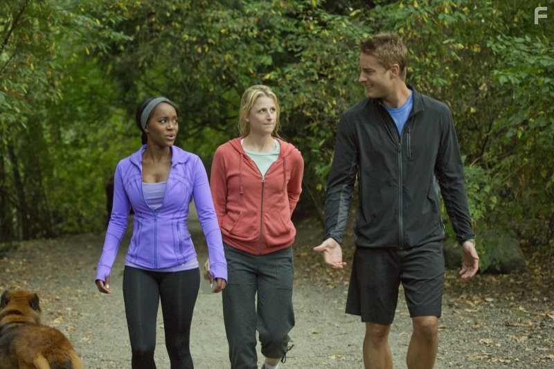 Mamie Gummer, Justin Hartley, and Aja Naomi King in Доктор Эмили Оуэнс (2012)