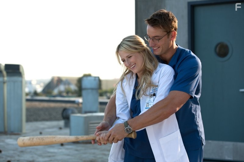 Mamie Gummer and Justin Hartley in Доктор Эмили Оуэнс (2012)
