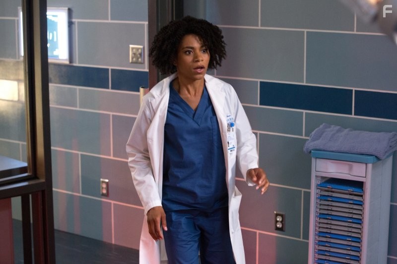 Kelly McCreary in Доктор Эмили Оуэнс (2012)