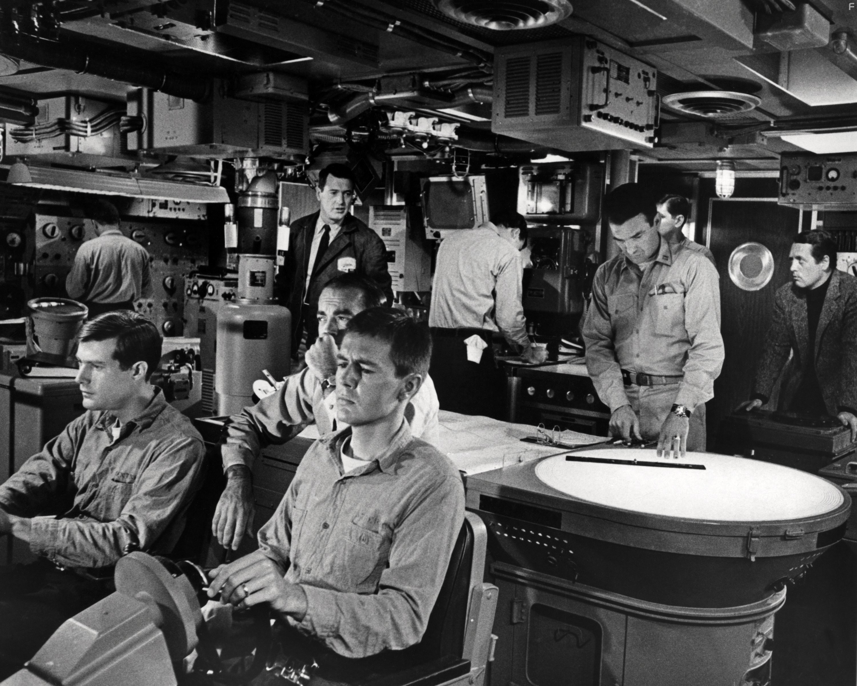 Rock Hudson and Patrick McGoohan in Полярная станция 'Зебра' (1968)