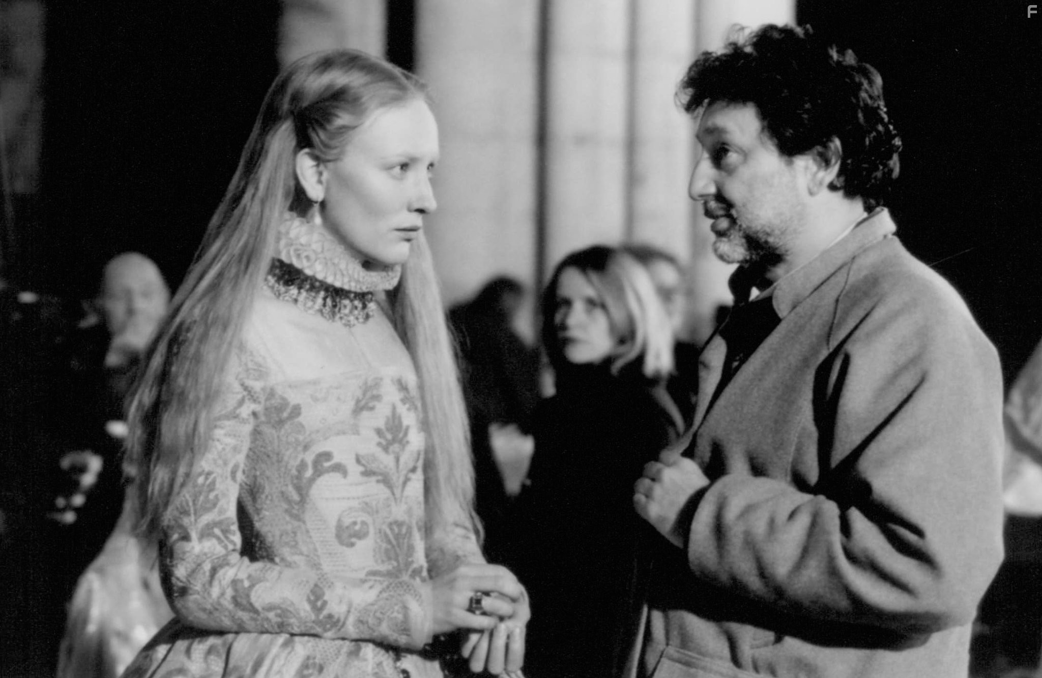 Cate Blanchett and Shekhar Kapur in Елизавета (1998)