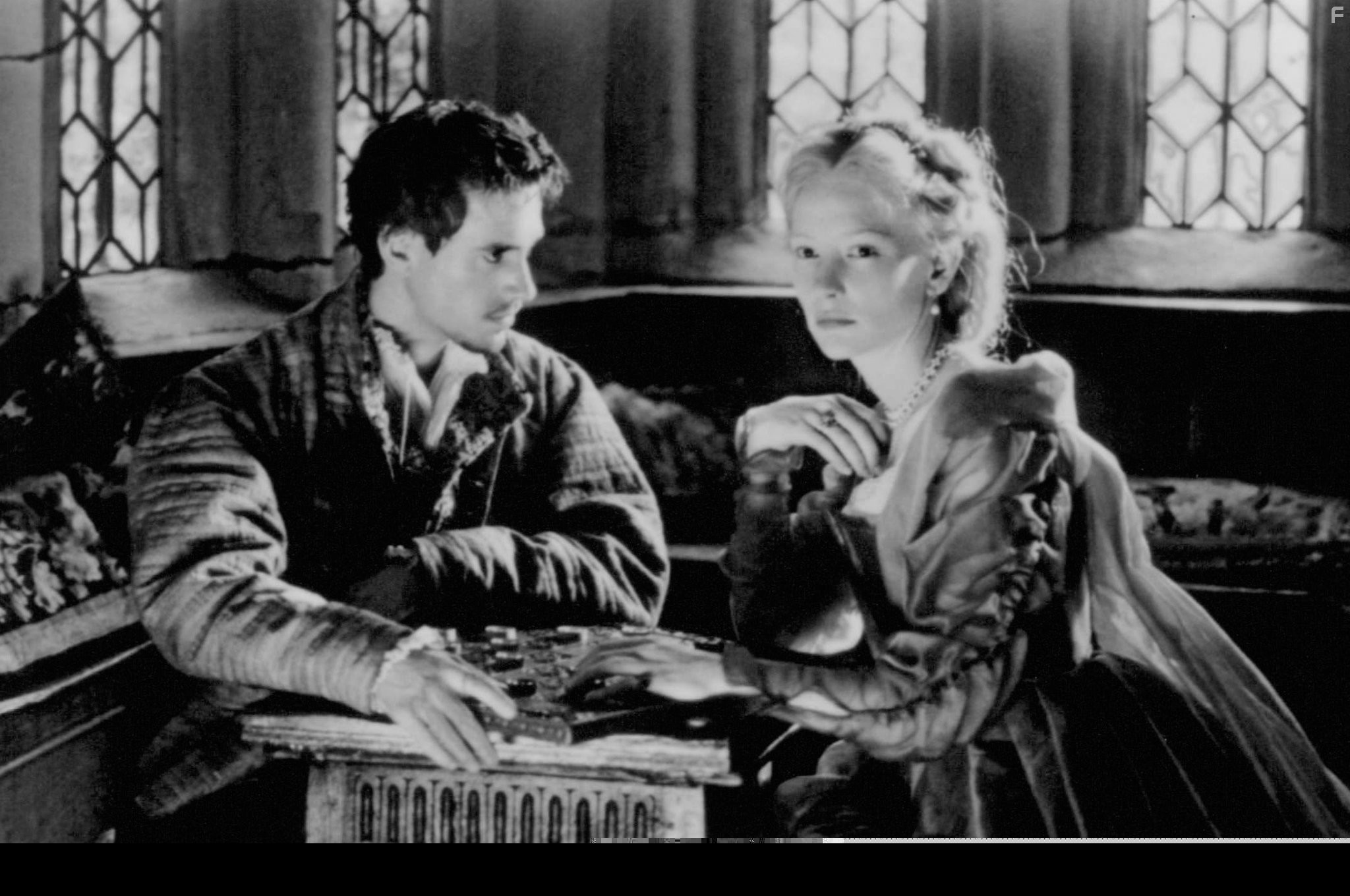 Cate Blanchett and Joseph Fiennes in Елизавета (1998)