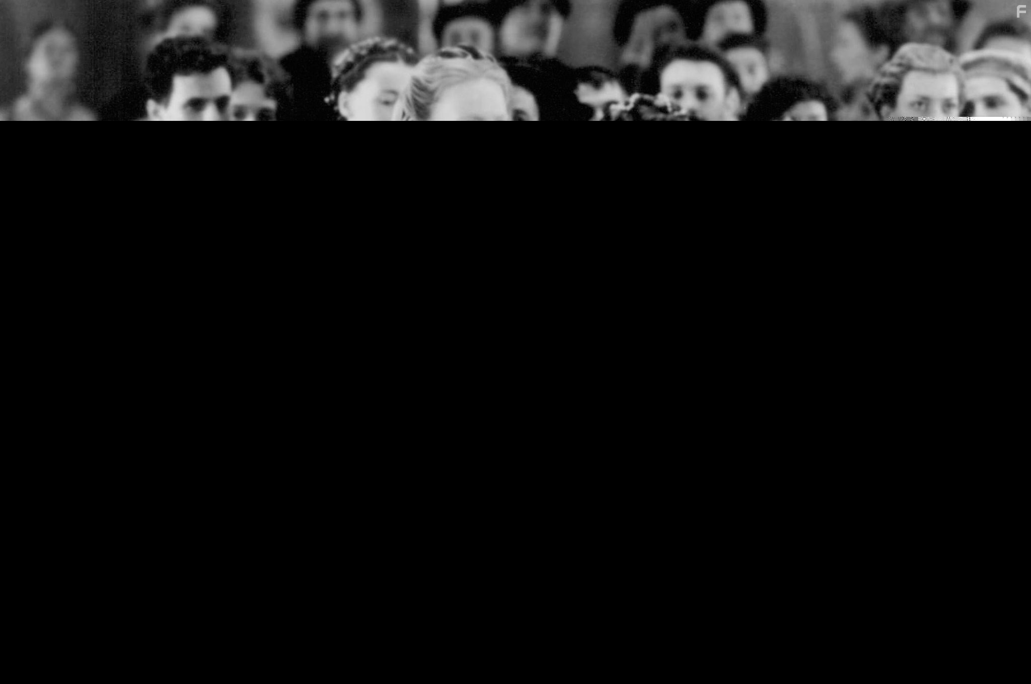 Cate Blanchett and Kelly Macdonald in Елизавета (1998)