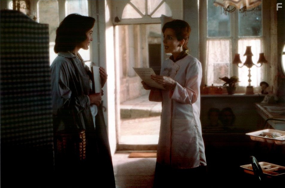 Carrie-Anne Moss and H?l?ne Cardona in Шоколад (2000)